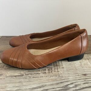 Clark’s Women’s Caramel Leather Comfort Wedge Flats size 8.5